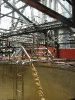 Le jus des cannes broyées (vesou) se déverse dans une cuve de fermentation de la distillerie